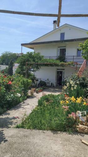 2-bedroom Apartment 5 Minutes From The Beach