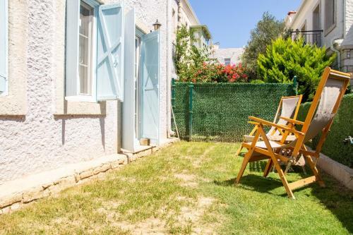 Peaceful House With A Lovely Backyard In Cesme
