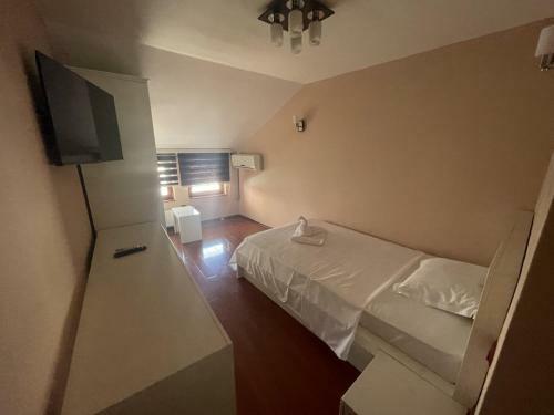 Zambaku I Bardhe Hotel & Bar