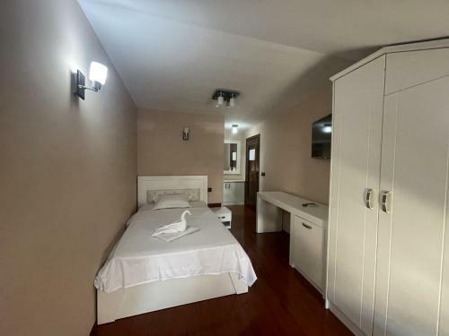 Zambaku I Bardhe Hotel & Bar