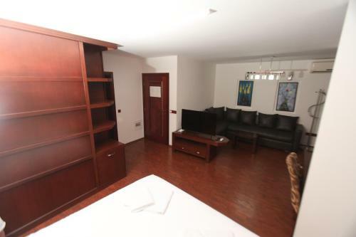 Zambaku I Bardhe Hotel & Bar