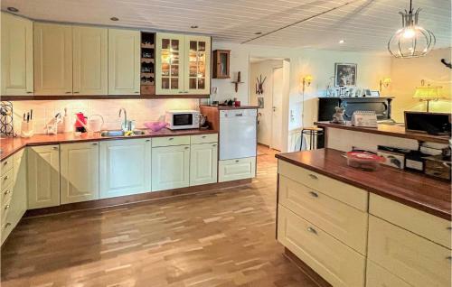 Nice Home In B�stad With Wifi And 2 Bedrooms