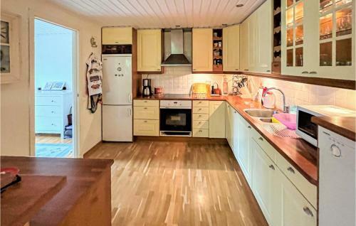 Nice Home In B�stad With Wifi And 2 Bedrooms
