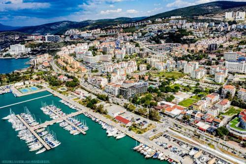 Apartamento Ku?adas? Marina'da Konforlu Tatil Evi