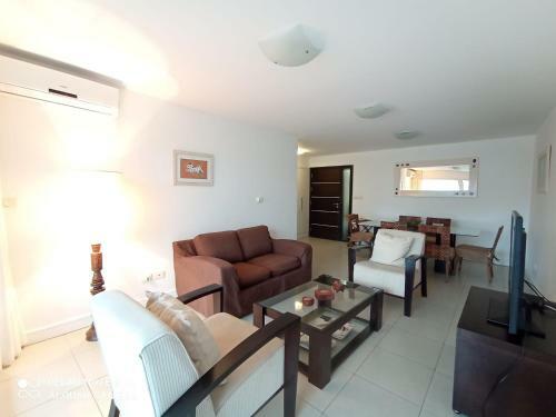 Apartamento De 2 Dormitorios Con Parrillero En Punta Del Este