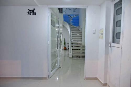 Modern 2br Apartment Walking Distance From Airport
