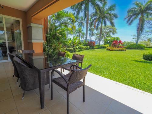 Apartamento Ocean Front Condo In Peaceful, Gated Community