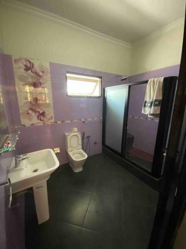3-bedroom Entire House, With Parking On Premises