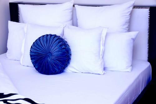 Stylish And Luxe 2 Bedroom Apartment- Waa Homes
