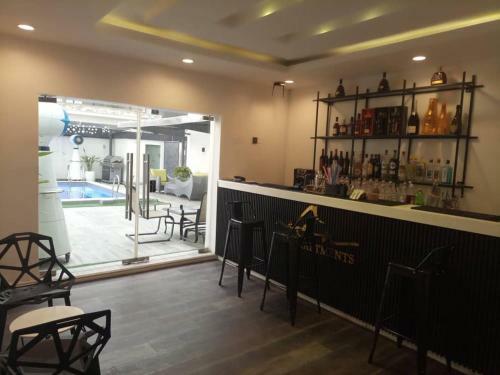 Sunny Green Service Apartment With Pool And Gym