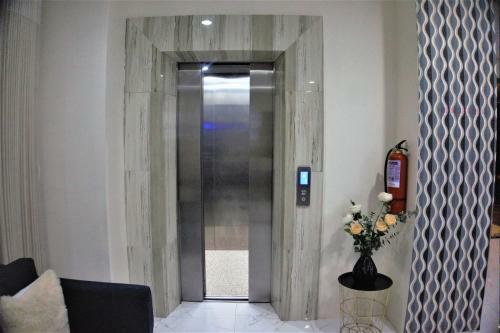 Crevice Hotel