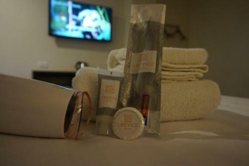Crevice Hotel