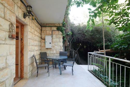 Quiet Garden Apartment In Rehavia
