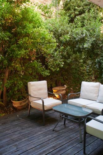 Quiet Garden Apartment In Rehavia