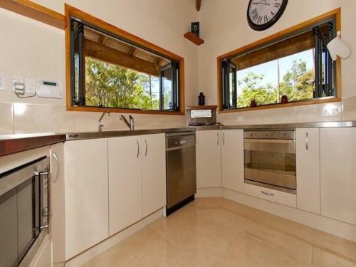 Treetop Oasis - Tairua Executive Holiday Home