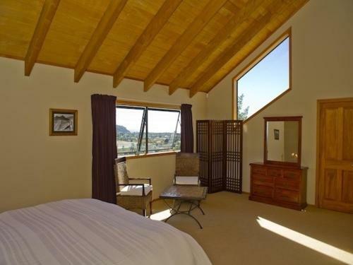 Treetop Oasis - Tairua Executive Holiday Home