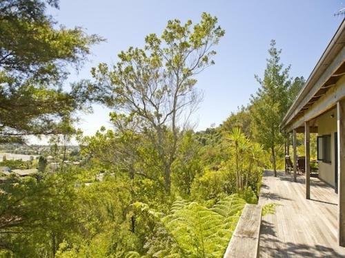 Treetop Oasis - Tairua Executive Holiday Home