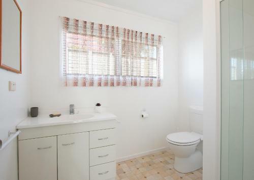 Sweeping Sea Views - Waihi Holiday Home