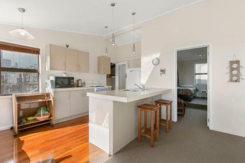 Sweeping Sea Views - Waihi Holiday Home