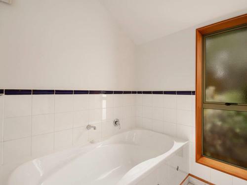 Awanui Lodge - Whakamoenga Point Holiday Home