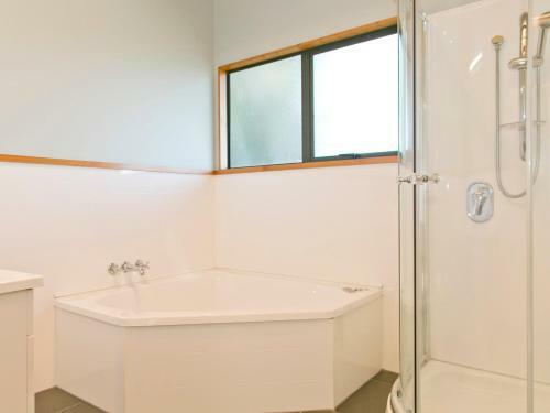 Whakaipo Views - Taupo Holiday Home