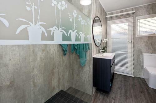 Lakefront Beauty - Hannahs Bay Holiday Home
