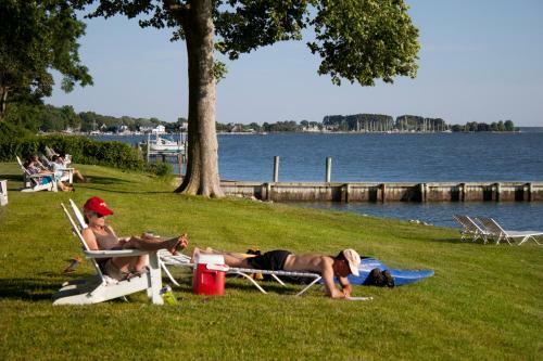 Bed & Breakfast Sandaway Waterfront Lodging