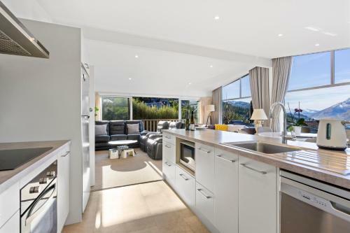 Alpine Home With Amazing Mountain & Lake Views