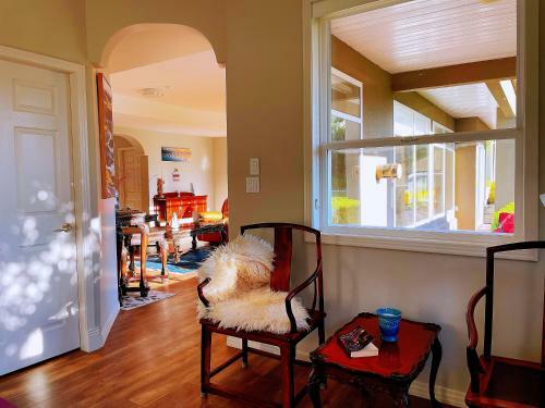 Villa With Amazing Garden And Comfortable Rooms