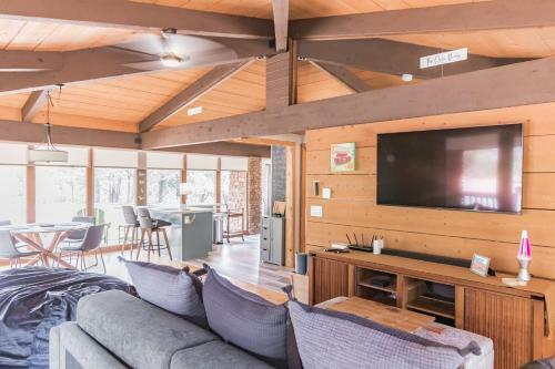 Glass House Elk Rim Pine Cabin