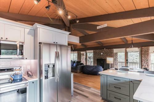 Glass House Elk Rim Pine Cabin