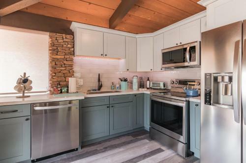 Glass House Elk Rim Pine Cabin