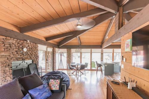 Glass House Elk Rim Pine Cabin