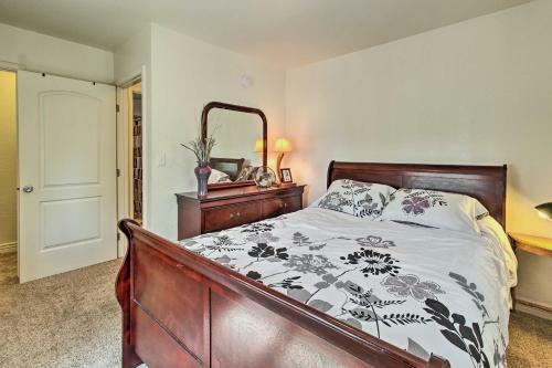 Quaint Show Low Cabin With 2 Decks And Gas Grill!