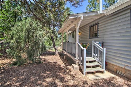 Quaint Show Low Cabin With 2 Decks And Gas Grill!