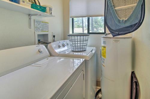 Quaint Show Low Cabin With 2 Decks And Gas Grill!