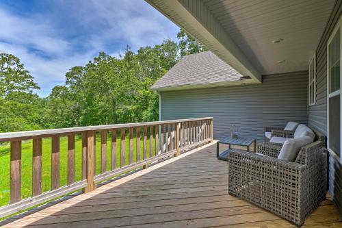 Pet-friendly Bella Vista Home With Deck And Yard!
