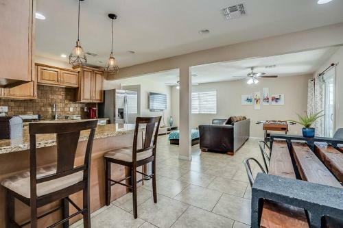 6beds! Putting Green! O.t. Scottsdale Bachelor(ette) Pad