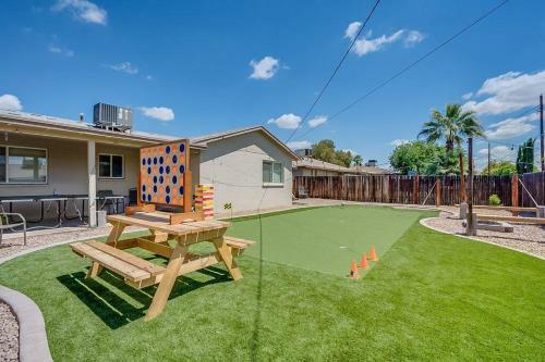 6beds! Putting Green! O.t. Scottsdale Bachelor(ette) Pad