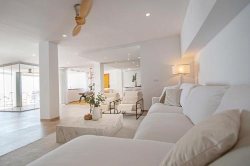 Luxury 5-bed House With Jacuzzi Sea Views Pool