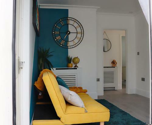 Stunning 3 Bedroom With Patio And Back Garden