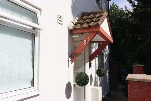 Stunning 3 Bedroom With Patio And Back Garden