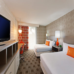 Hotel Beverly Garland Holiday Inn Un