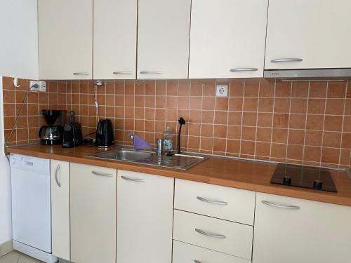 Sea View Apartment, 4 Min. By Foot To Main Beach