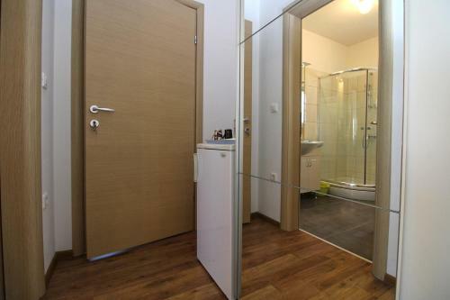 Hostal Apartment And Room Ramzija 2193
