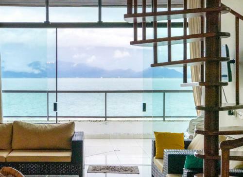 Apartamento Apto A Beira-mar Com Piscina Em Martim De Sa Sp