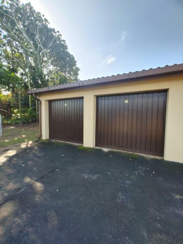 Cheerful 2 Bedroom Cottage With A Communal Pool