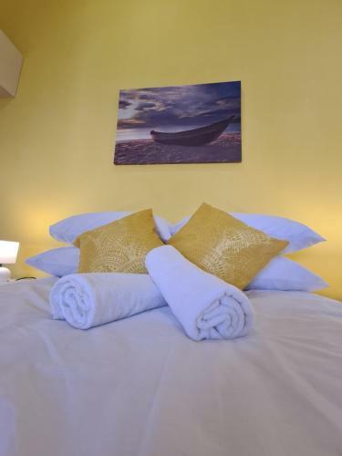 Cheerful 2 Bedroom Cottage With A Communal Pool