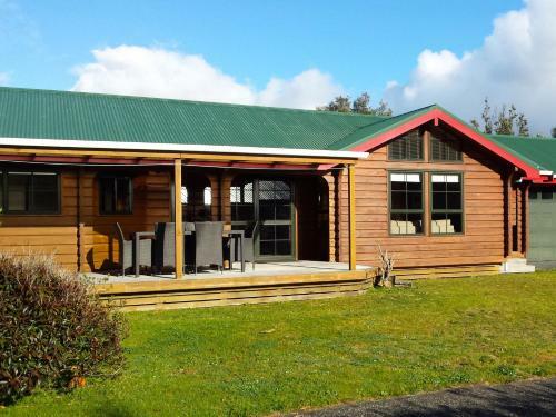 Tui Retreat - Matarangi Holiday Home