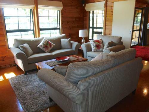 Tui Retreat - Matarangi Holiday Home